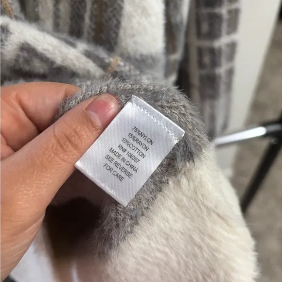 Evereve Women's Plaid Sweater - Like NEW