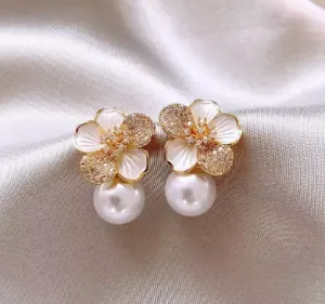 HE14924-1 - Floral Earrings w/ Giant Pearl