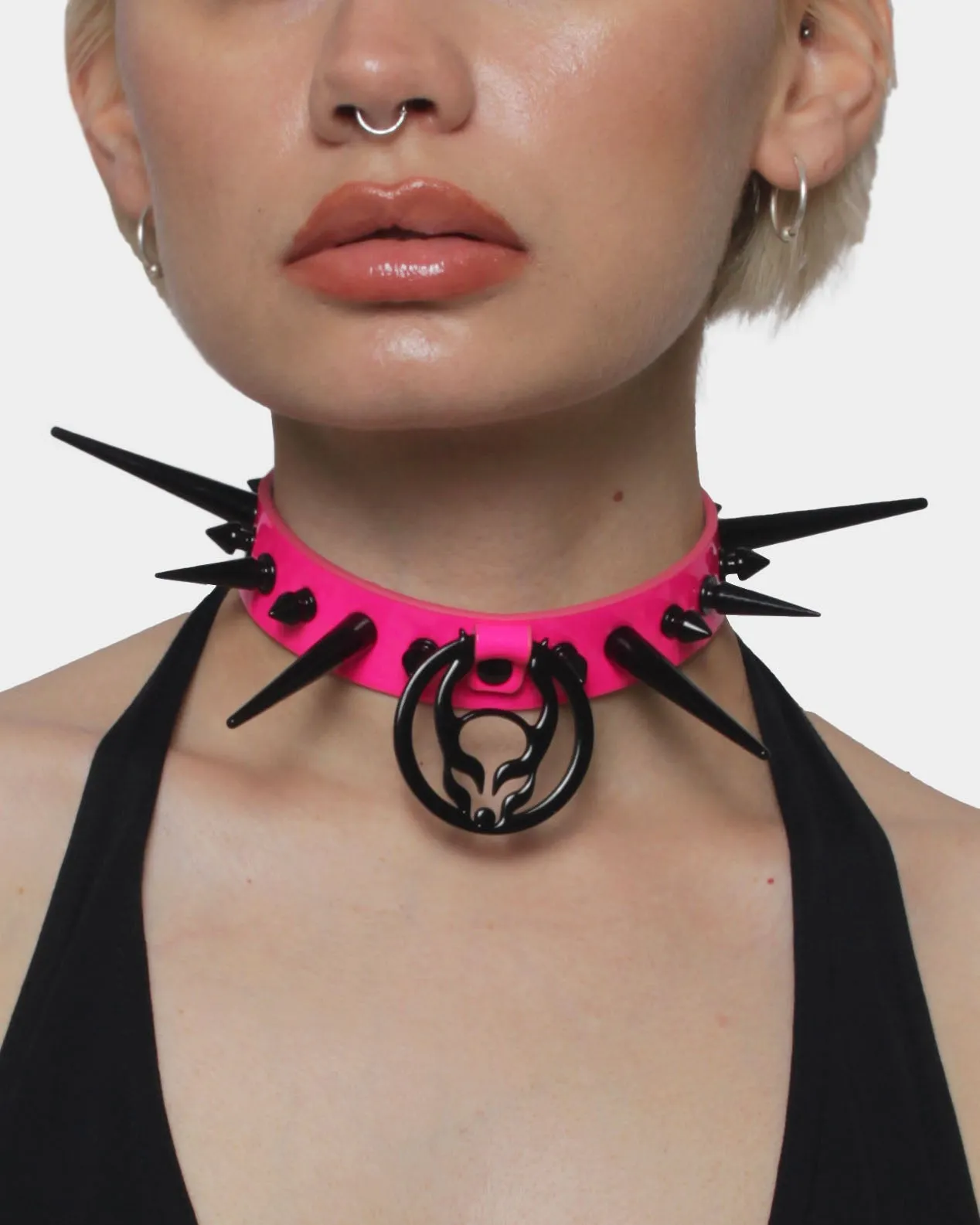 SPIKES & SCREWS LOGO COLLAR