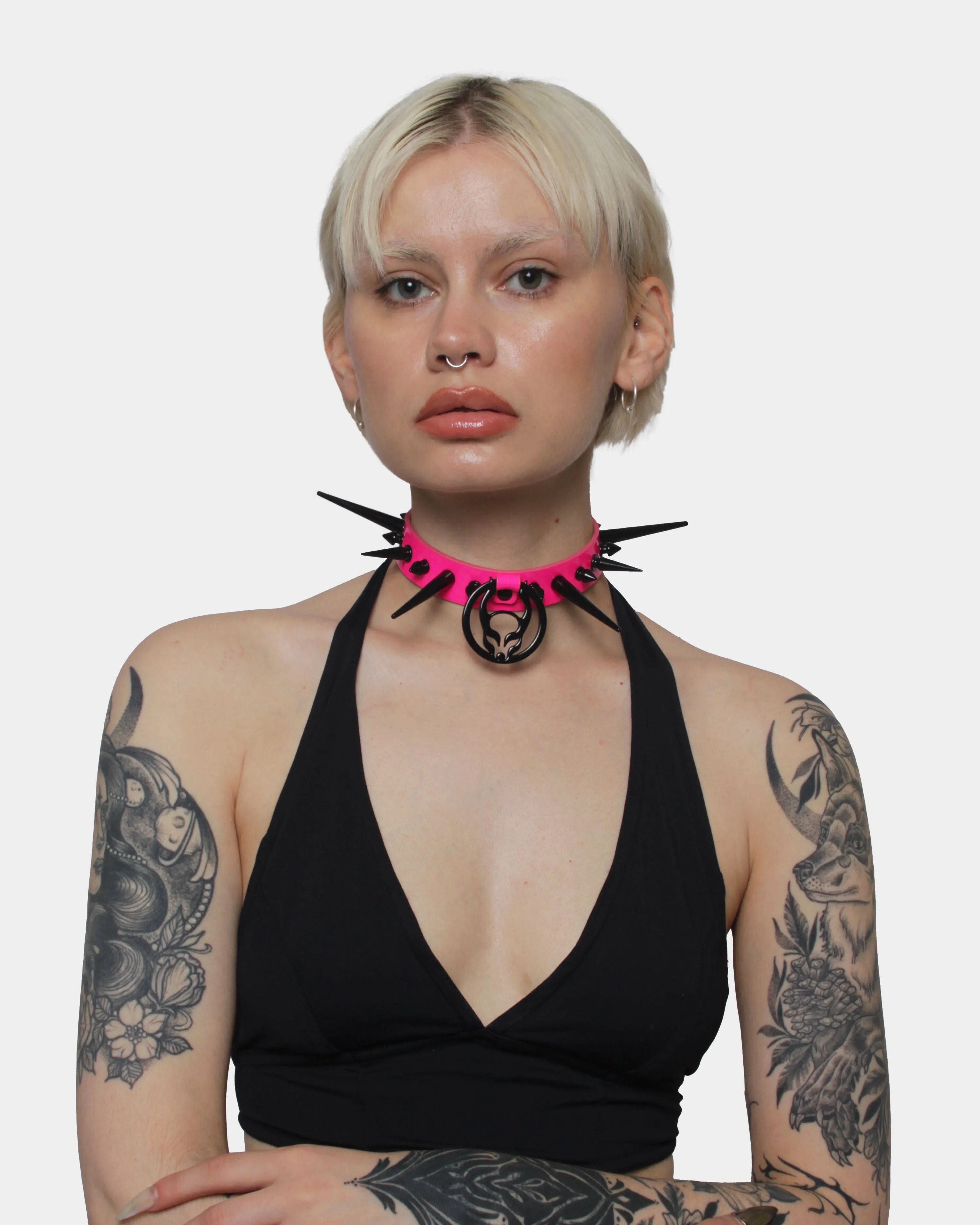 SPIKES & SCREWS LOGO COLLAR