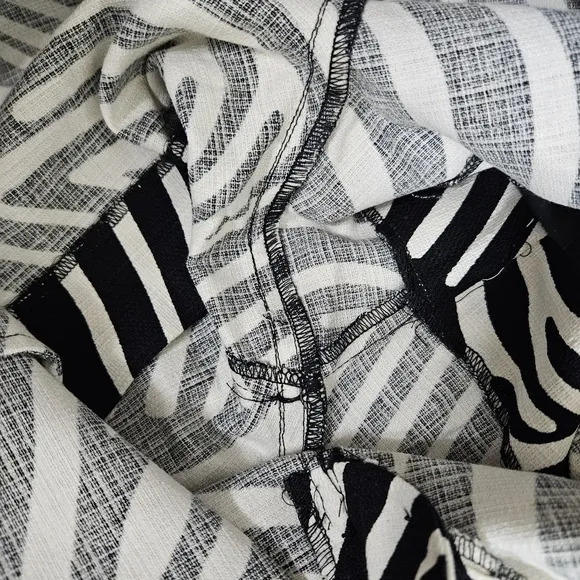 Trina Turk Shorts Womens Size 12 High Waist Black White Animal Print Zebra