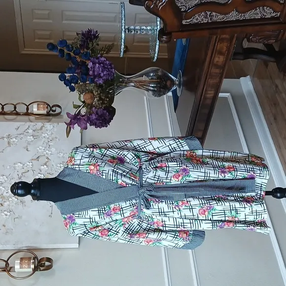 Victoria's Secret Gold Label Floral Kimono Robe. Size OS