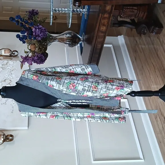 Victoria's Secret Gold Label Floral Kimono Robe. Size OS