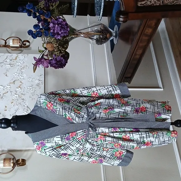 Victoria's Secret Gold Label Floral Kimono Robe. Size OS