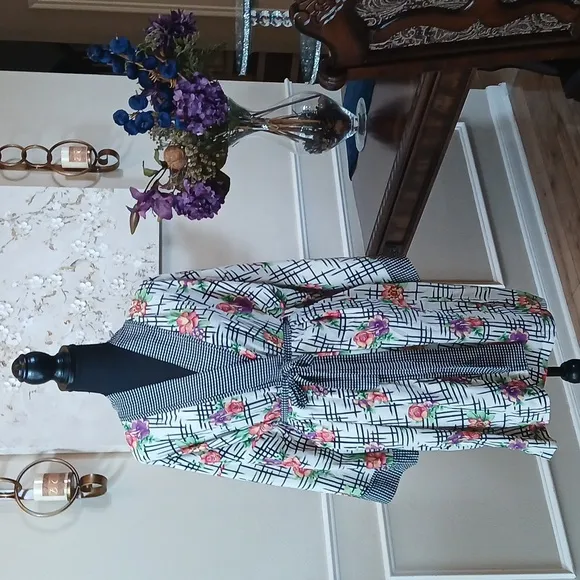 Victoria's Secret Gold Label Floral Kimono Robe. Size OS