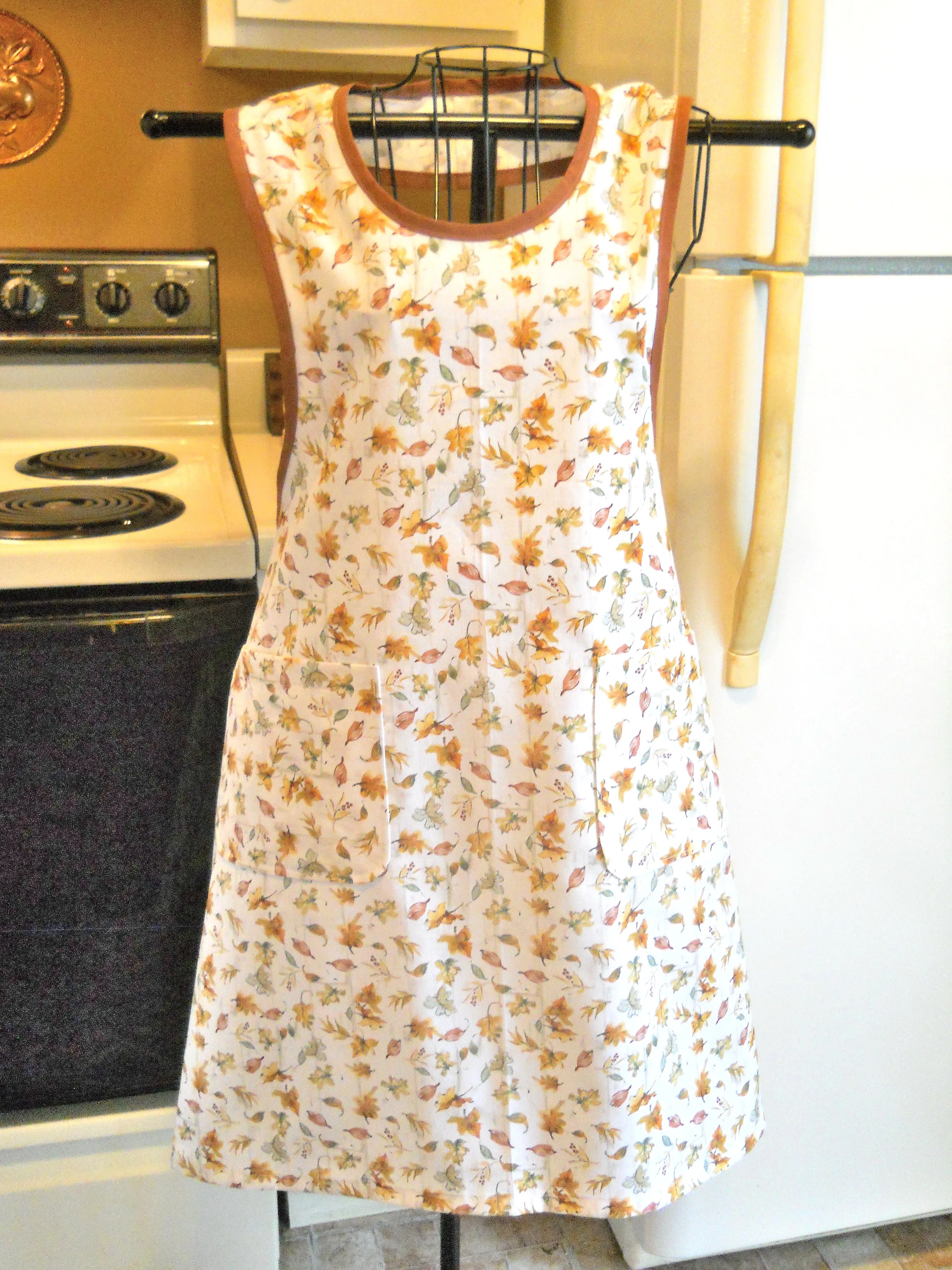 Women's Old Fashioned Leaves Full Apron in size Large